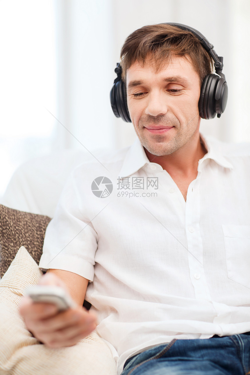 男用耳机听音乐的人购物幸福享受时间闲暇收音机打碟机音乐技术男人图片