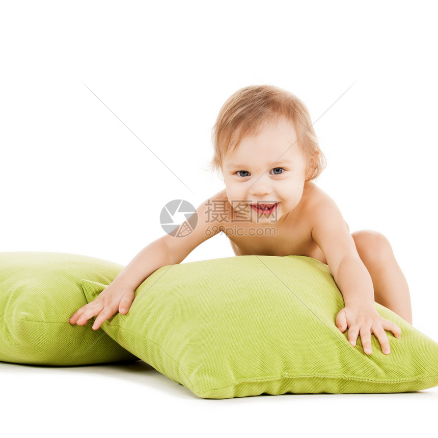可爱的小男孩玩绿色枕头图片