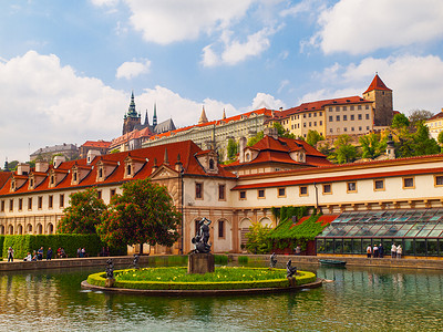 苏阿布勒瓦伦斯坦和布拉格城堡阿尔布勒支花园喷泉池塘城市雕像芦苇旅游生机历史天空蓝色背景