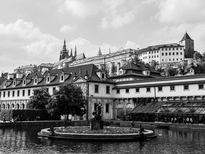 苏阿布勒瓦伦斯坦和布拉格城堡阿尔布勒支花园雕像天空城市公园芦苇生机历史纪念碑蓝色池塘背景