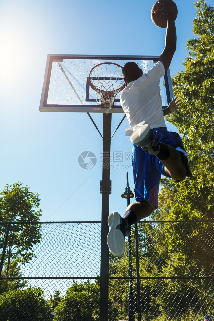 篮球怪星玩家行动男性运动员游戏法庭跳跃运动分数街道图片