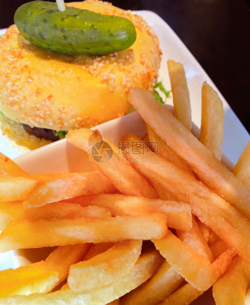 薯条和汉堡包餐厅午餐土豆服务吃饭时间食物油炸黄瓜盘子图片