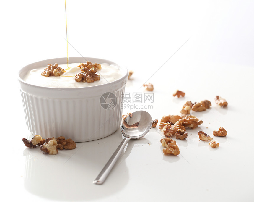 桌上美味的酸奶核桃饮食食物奶制品房子餐厅坚果烹饪早餐勺子图片