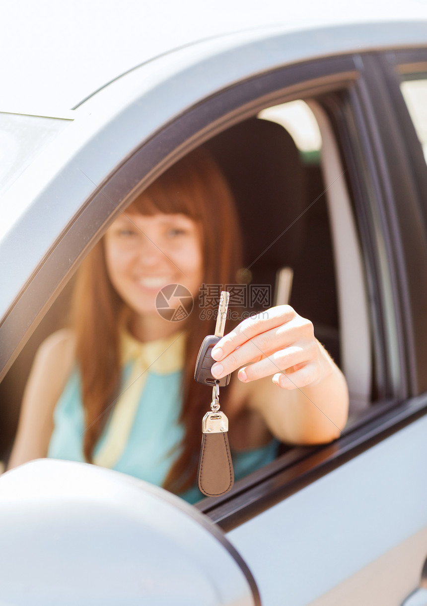 快乐的女士拿着车钥匙旅行贷款二手顾客女性代理人财产微笑司机保险图片
