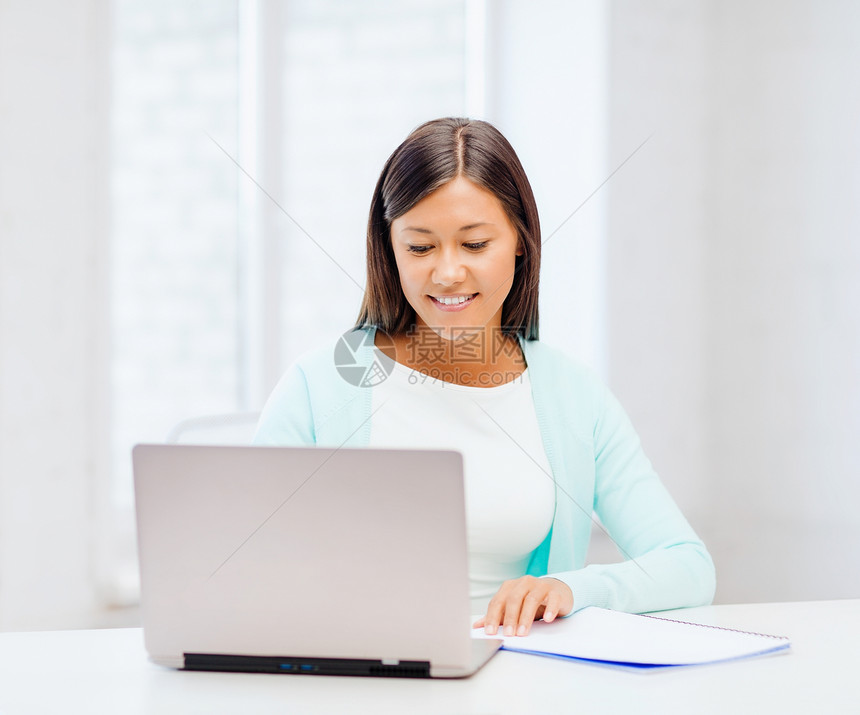 携带手提笔记本电脑和文件的亚洲女商务人士技术学生拉丁秘书女孩办公室职场商业会计互联网图片