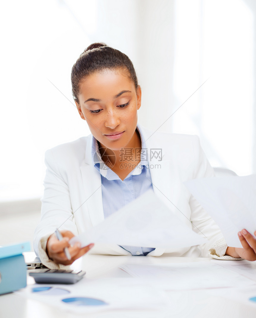 与办公室计算器一起工作的商业妇女企业家簿记老板财政职场员工学习经济学老师女士图片