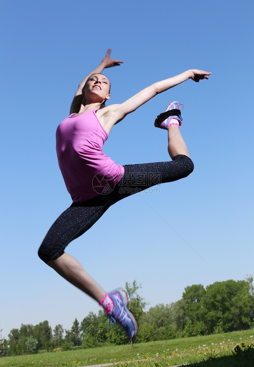 运动 空中有吸引力的女孩街道衬衫活动衣服身体运动装太阳阳光空气城市图片