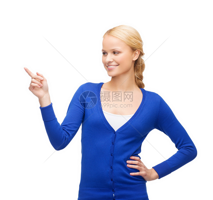 微笑的女人指着她的手指指挥衣服采摘广告快乐学生按钮教育白色女孩图片
