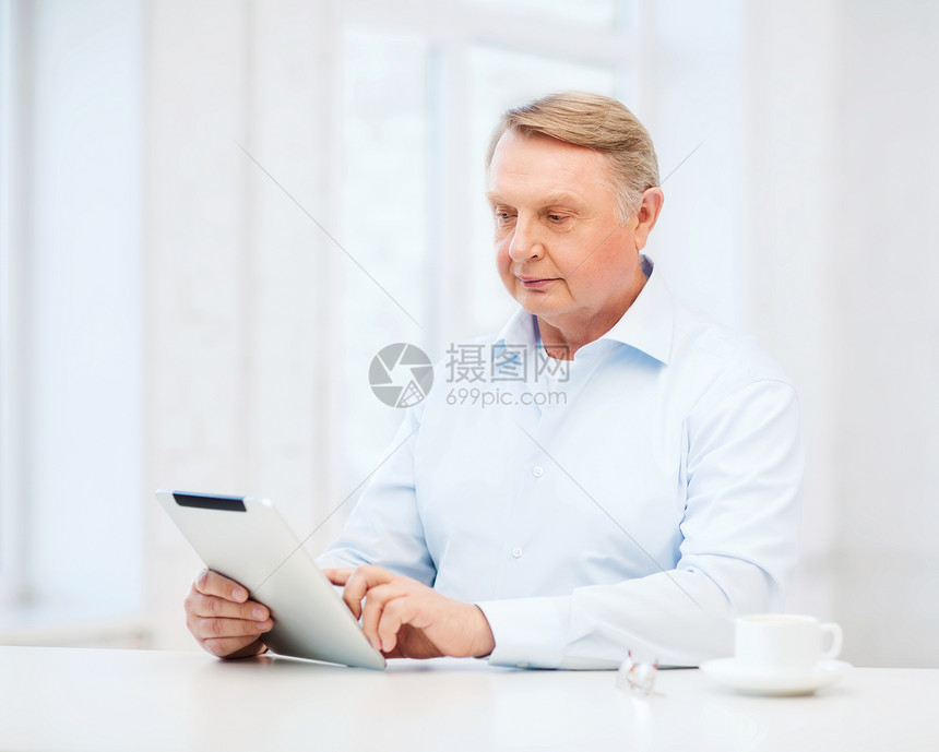 家里有平板电脑的老人工作商务咖啡雇主人士企业家商业老师老年职场图片
