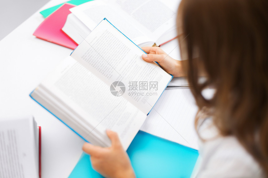 在校女生学生人数女笔记班级幼儿园学者学习孩子女孩家庭作业大学童年图片