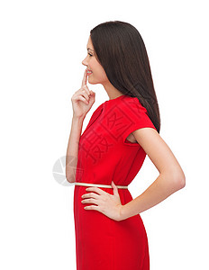 选择穿红裙子的年轻女性幸福白色思维秘密手势微笑嘴唇红色屏幕耳语背景图片