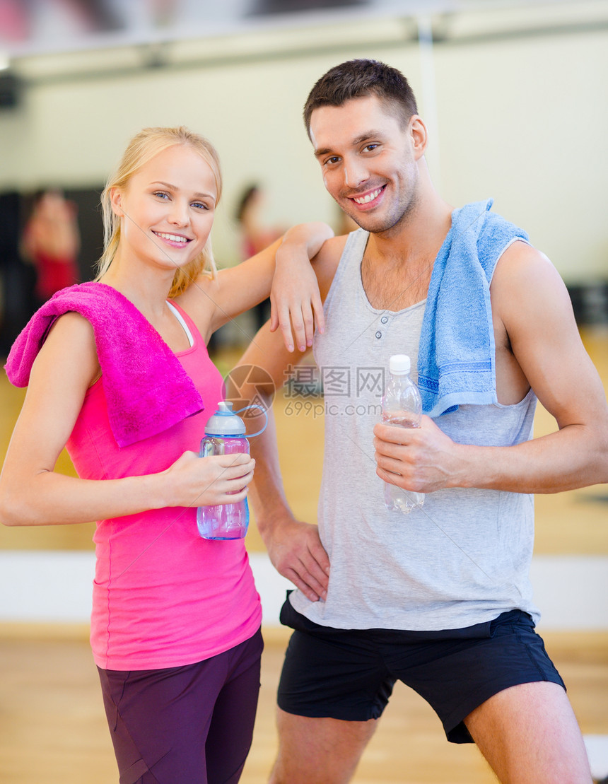两个在健身房微笑的人护理男人运动装运动重量运动员训练家庭朋友们幸福图片