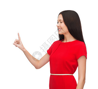 穿红裙子的年轻姑娘用手指指着她的手指白色暗示幸福红色微笑女孩快乐广告屏幕采摘背景图片