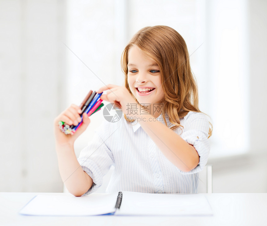 微笑的女孩选择多彩的感触笔学习青春期小学生钢笔染色彩虹瞳孔笔记本班级快乐图片