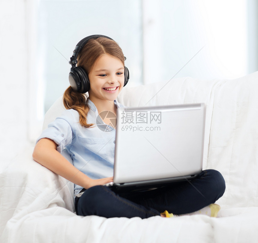 家中拥有膝上型计算机和耳机的女孩学校互联网立体声音乐播放器娱乐快乐笔记本打碟机音乐青少年图片