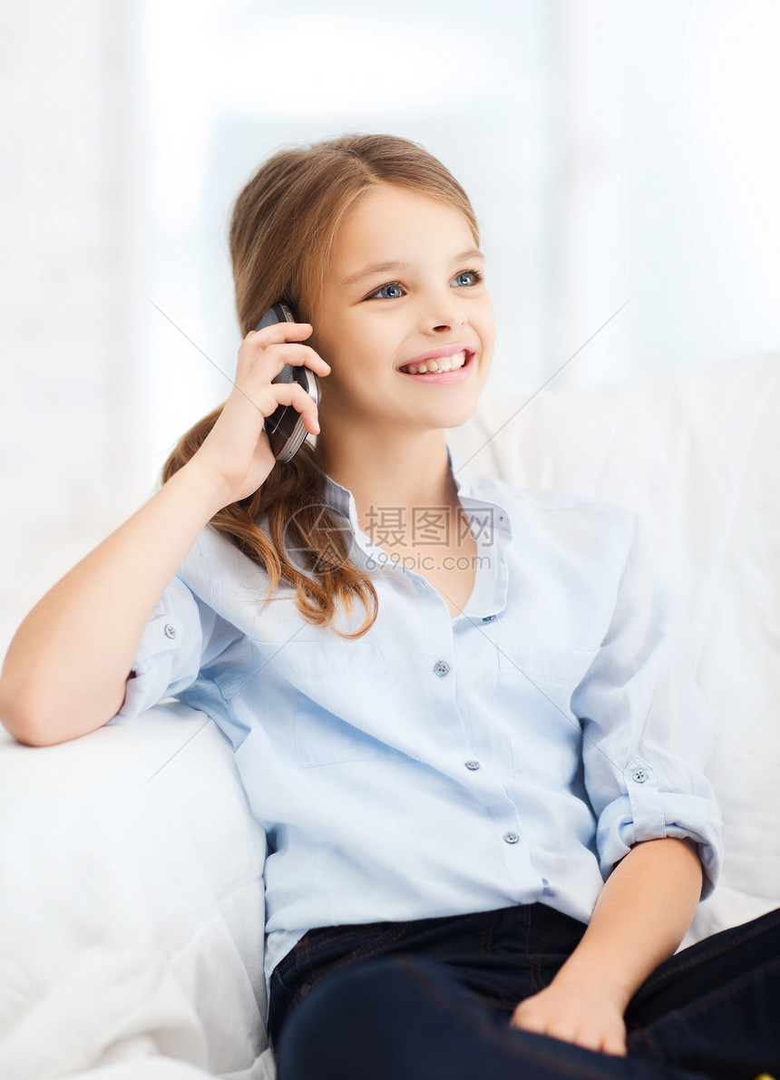 家里带着智能手机的笑笑女孩讲话讨论休闲学校时间喜悦女孩电话技术孩子图片