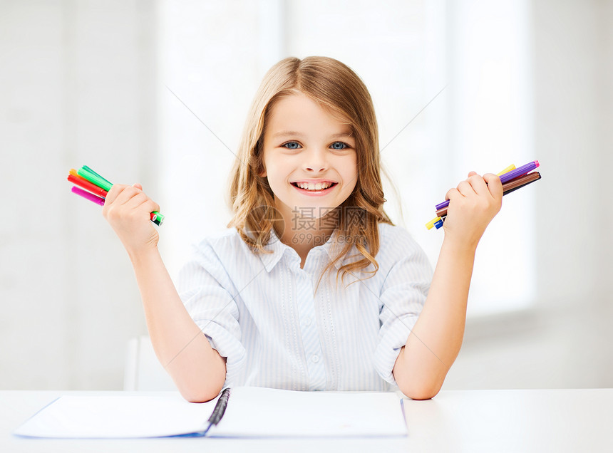 微笑的女孩 展示多彩的感触笔幼儿园瞳孔绘画彩虹快乐染色学生学习幸福青春期图片