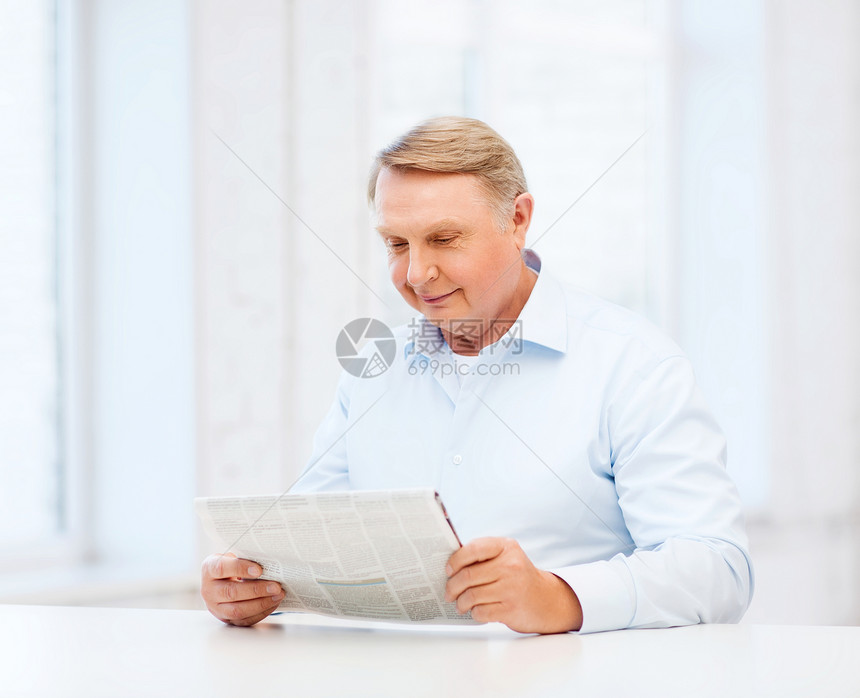 家庭阅读报纸上的老人退休时间幸福文章读者成人闲暇男性老年新闻业图片