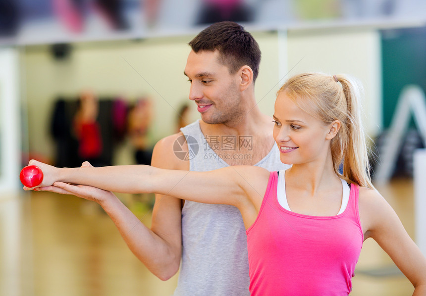 男教练和女训练员用哑铃肌肉重量数字幸福健身房减肥男人身体耐力微笑图片
