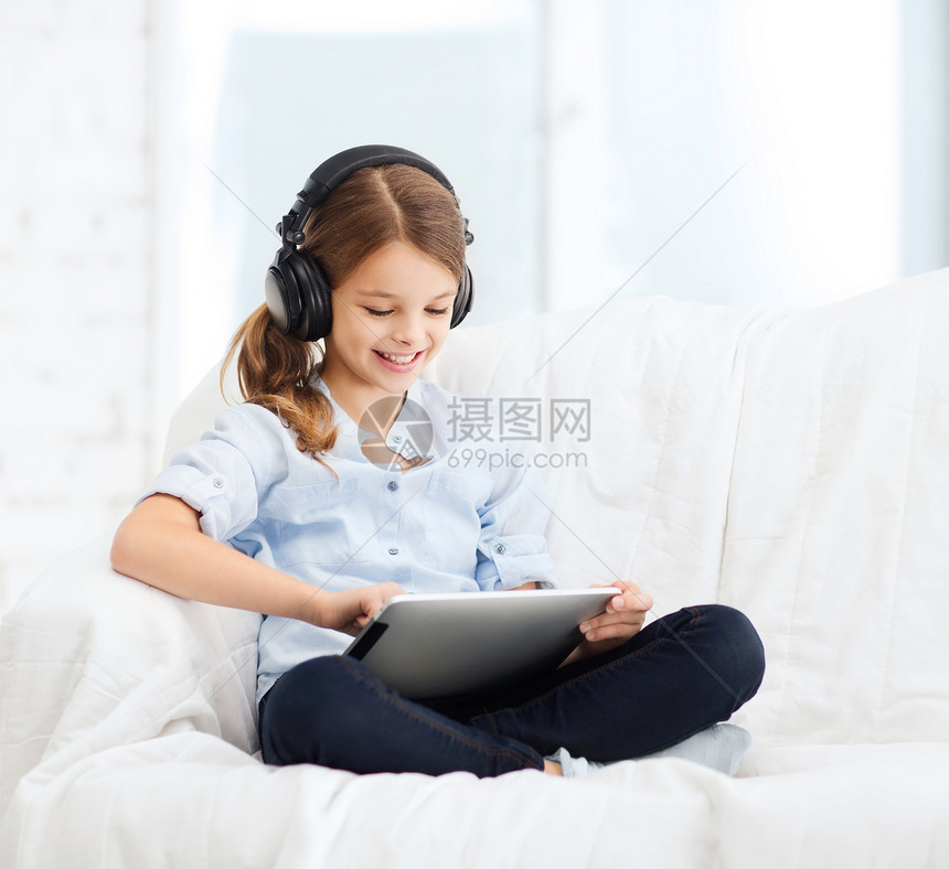 家里有平板电脑和耳机的女孩播客闲暇学生音乐收音机互联网音乐播放器学校微笑孩子图片