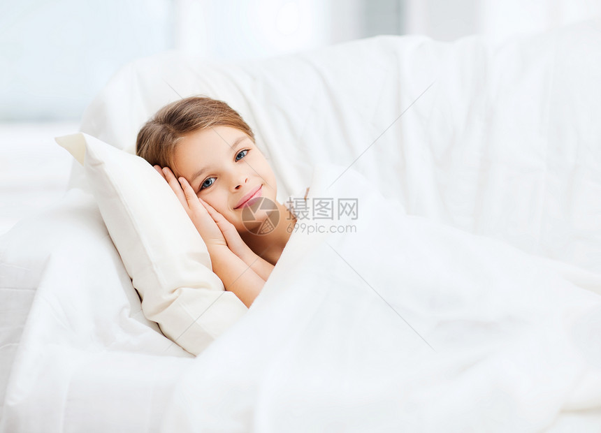 在家中睡觉的小女孩说谎休息时间枕头青春期女性就寝青少年小憩睡眠图片