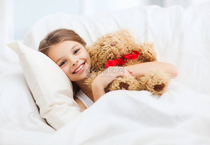 带泰迪熊的小女孩在家睡觉女性休息枕头玩具卧室就寝女孩微笑青春期小憩图片