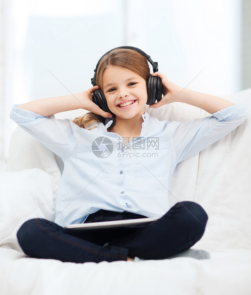 家里有平板电脑和耳机的女孩打碟机音乐播放器娱乐播客学校微笑孩子快乐互联网幸福图片