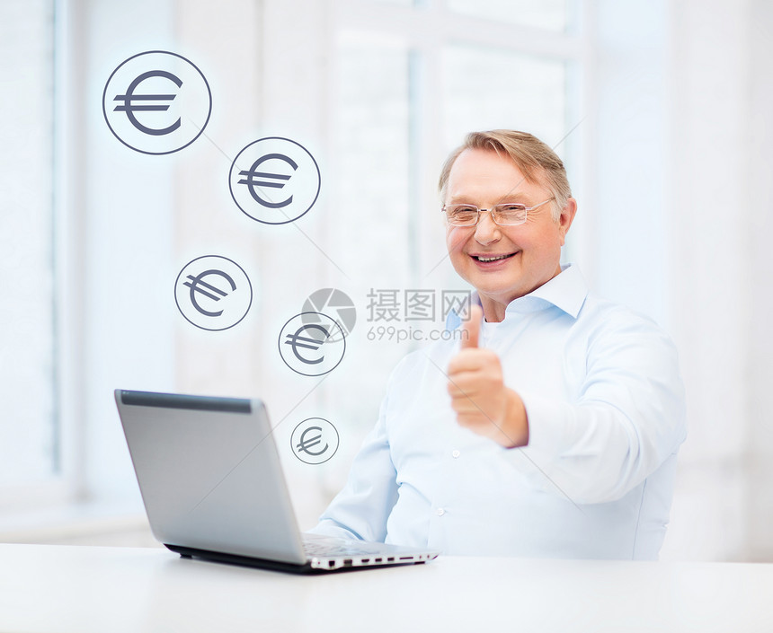 老人用笔记本电脑显示拇指人士互联网货币老师微笑手势交换老年闲暇平衡图片
