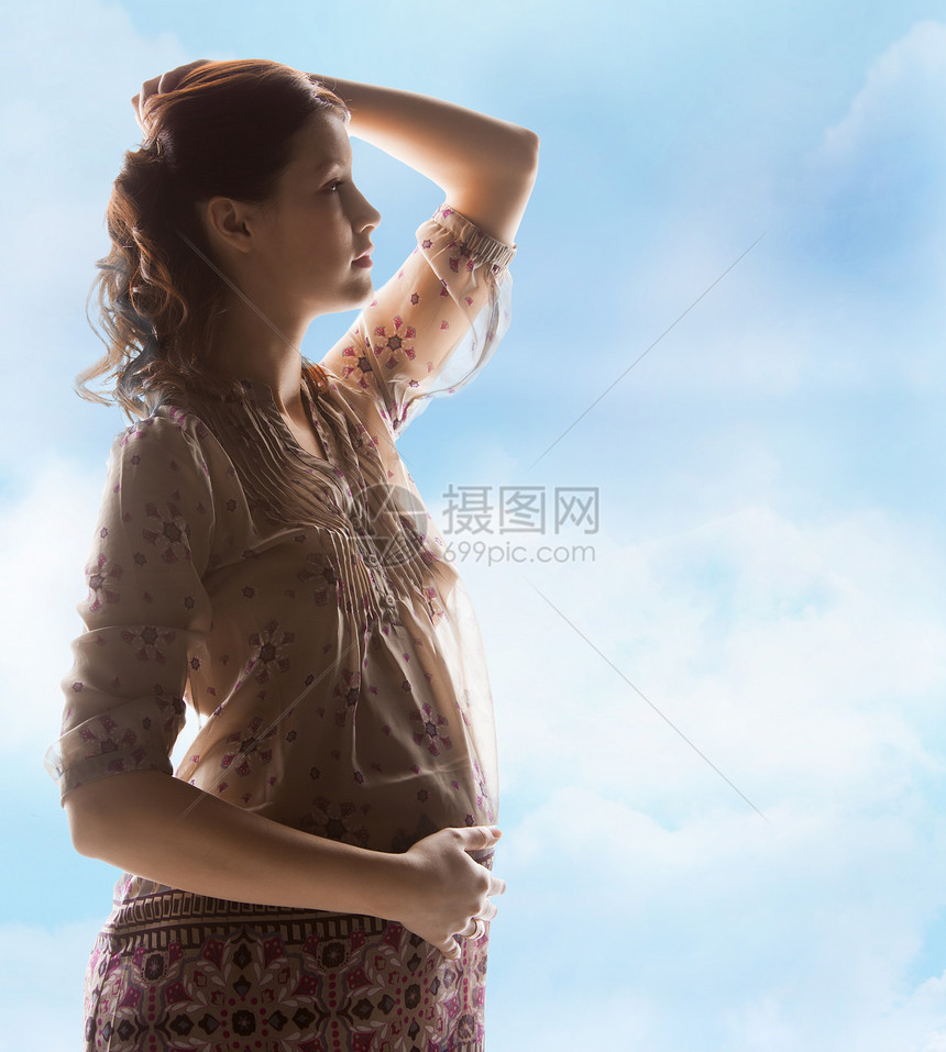 怀孕的美容孕妇的轮后照片产妇妈妈母亲天空保健蓝色婴儿生活母性卫生图片