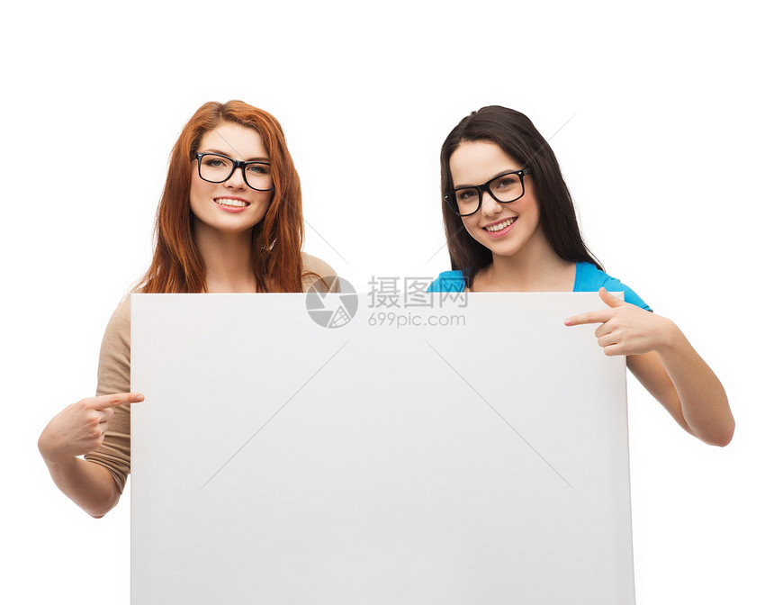 两个带着眼镜和空白板的笑着女孩诊所木板手指药品女孩们框架青少年幸福白色控制图片