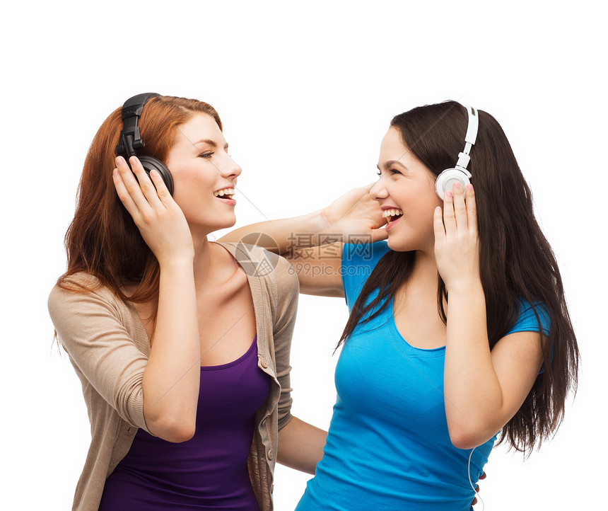 两个带着耳机的笑着女孩播客工作室立体声歌曲唱歌快乐微笑打碟机收音机闲暇图片