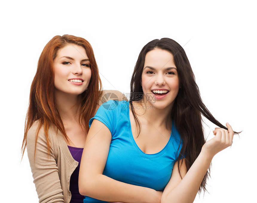 两个笑着的女孩拥抱抱抱情感学生白色青年乐趣朋友们朋友寒意队友衣服图片