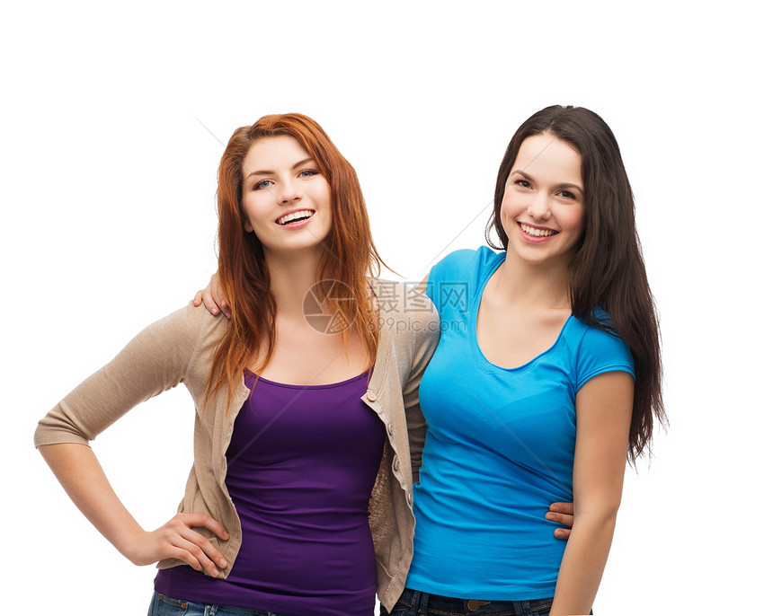 两个笑着的女孩拥抱抱抱友谊乐趣寒意女性闺蜜朋友们白色成年人衣服青少年图片