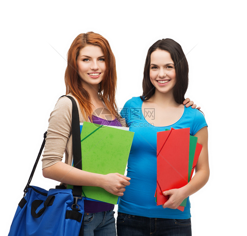 有两个带着书包和文件夹的笑着学生学习演讲同学大学女孩们教科书学校衣服学者团队图片