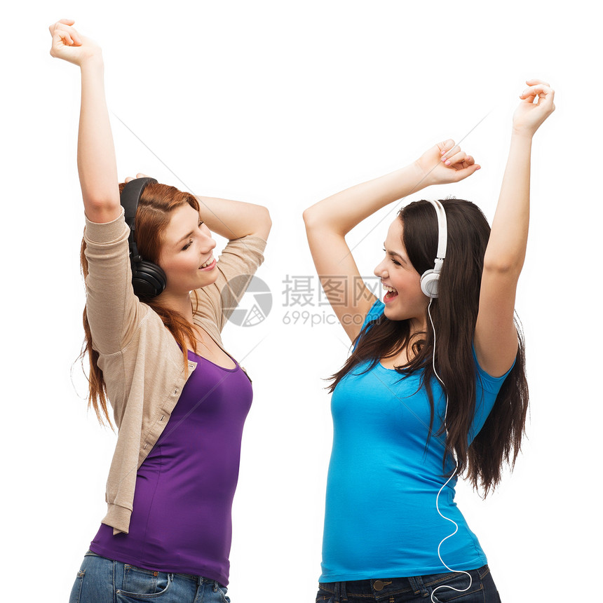 两个带着耳机跳舞的笑笑女孩享受歌曲娱乐舞蹈青少年打碟机闲暇微笑女孩们唱歌图片