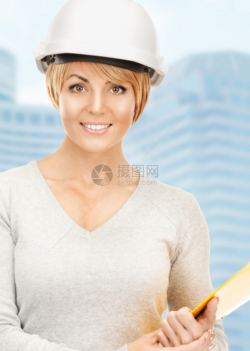 戴蓝春头盔的女女承包商成人工作工程师中年建筑物建筑师文件夹建设者城市女士图片