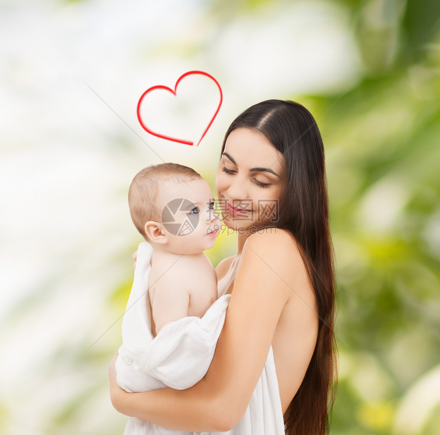 幸福的母亲和可爱的婴儿童年生态毯子男生压痛父母生物毛巾母性新生图片