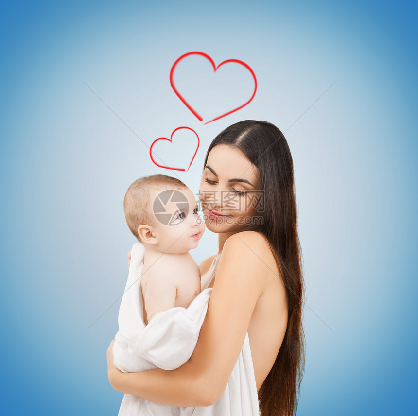 幸福的母亲和可爱的婴儿童年拥抱育儿妈妈毛巾母性压痛孩子女儿女孩图片