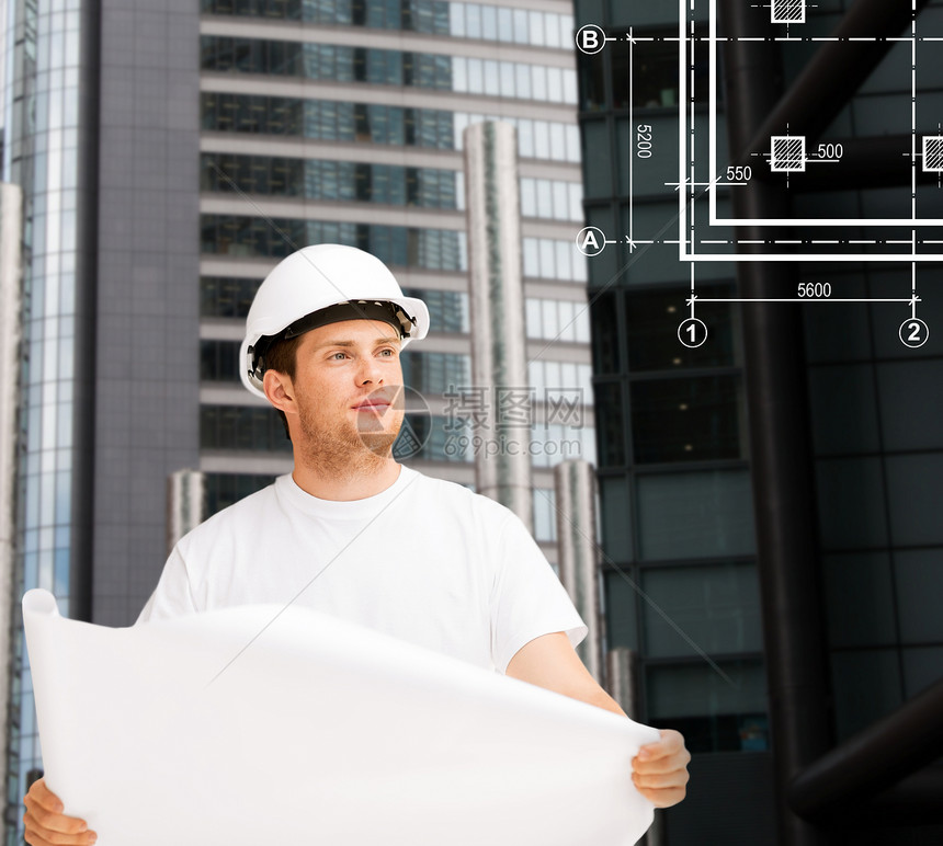 戴头盔的男建筑师 看着蓝图男人顾问工人安全帽建筑师摩天大楼技术员城市工程建筑物图片