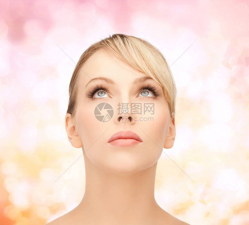 美貌美丽的女人抬头看蓝色福利女性女孩护理容貌皮肤清洁金发女郎眼睛图片