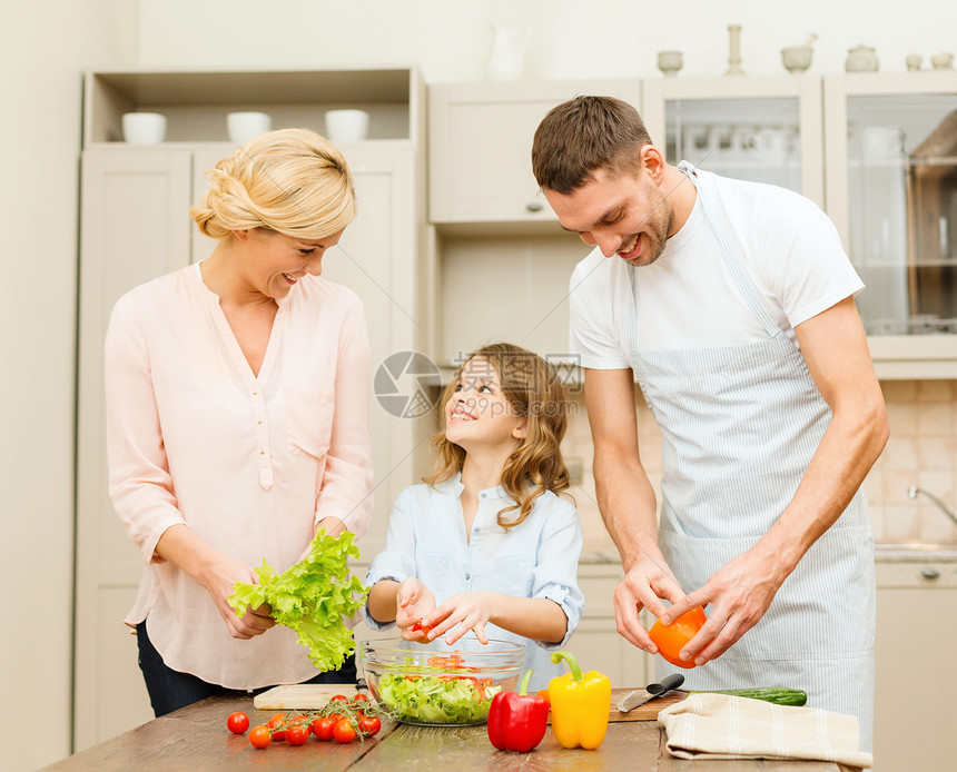 幸福的家庭在厨房做晚餐母亲男人童年父母快乐女孩早餐蔬菜围裙微笑图片