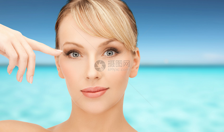 美丽的女人触摸着眼角睫毛眼科容貌眼皮护理海滩皮肤微笑化妆品光学图片