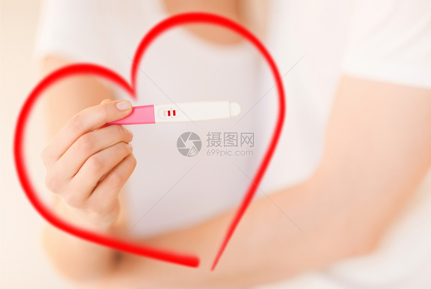 妇女及男子手进行怀孕测试孩子母性生活夫妻婴儿男人新生施肥条纹父亲图片