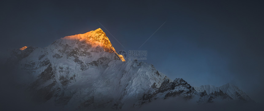 喜马拉雅山峰珠峰和日落的努普茨图片