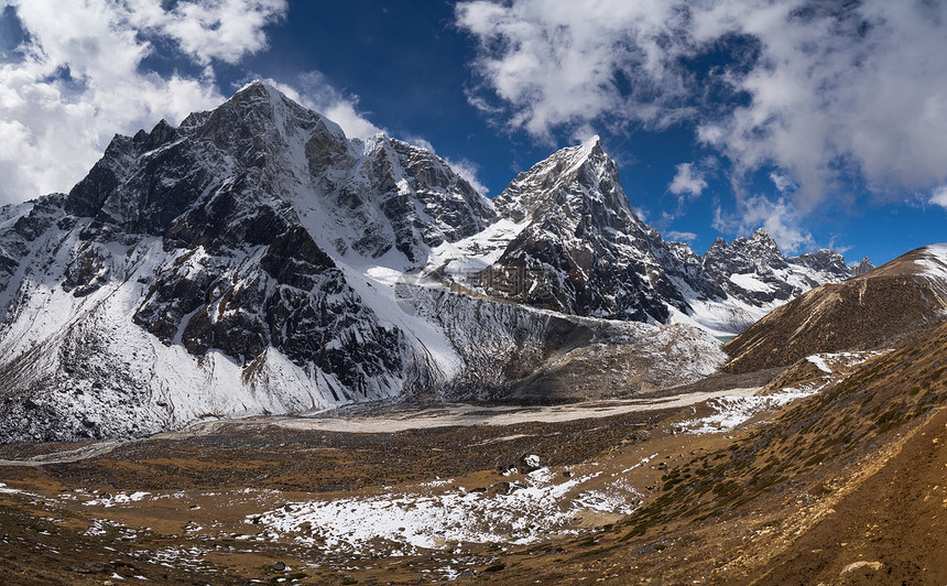 喜马拉雅山的Cholatse峰和Pheriche山谷图片