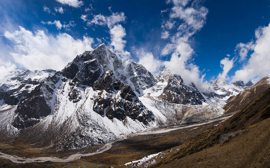 喜马拉雅的菲里切河谷和乔拉茨山峰图片