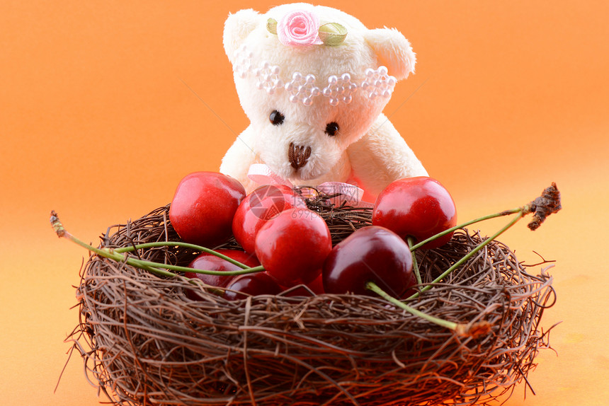 玩具泰迪熊收集甜樱桃图片