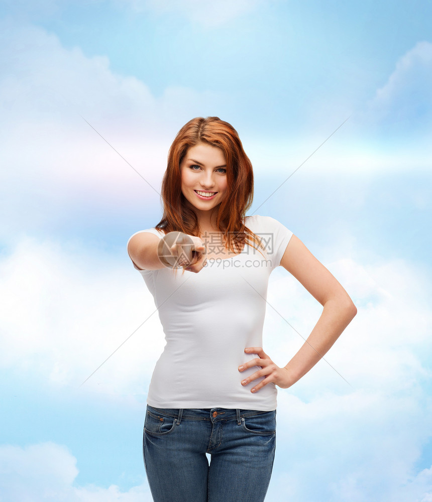 穿白白白色T恤的少女指着你手指棉布学生微笑手势广告女孩打印天空运动图片