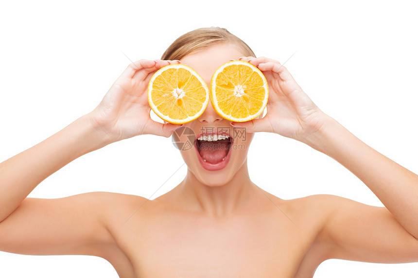 以橙片为奇异的年轻女子热带护理微笑女性皮肤青年容貌卫生保健橙子图片