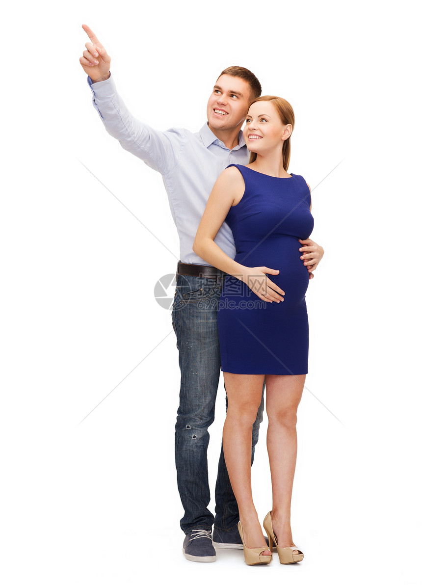 幸福的年轻家庭期待孩子指着手指父亲男生产妇婴儿妻子微笑女孩父母拥抱腹部图片